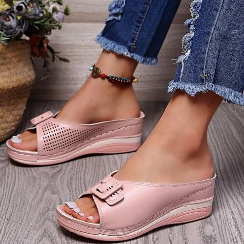 2021 New Summer Leather Soft Bottom Beach Womens Slippers Lightweight and Comfortable Slope Heel Slippers