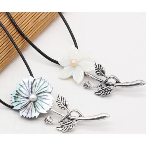 Hot Selling Alloy White and Black Shell Flower-shaped Pendant Necklace Exquisite Making DIY Jewelry Gift Mother of Pearl Shells