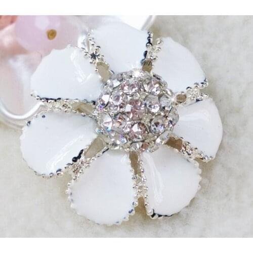 Seven petals clove flower water drill button Korean white baking lacquer crystal button sweet all kinds of buttons 32mm