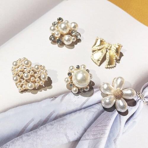 Elegant Floral Pearl Brooch Crystal Pins and Brooches for Women Gold Color Tone Flower Bouquet Brooch Wedding Banquet Jewelry