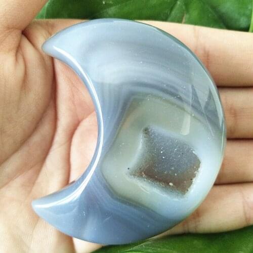 A Natural stones and crystals cristal tThe shape of the moon agate crystal cluster home decor palm stone very beautifulThe