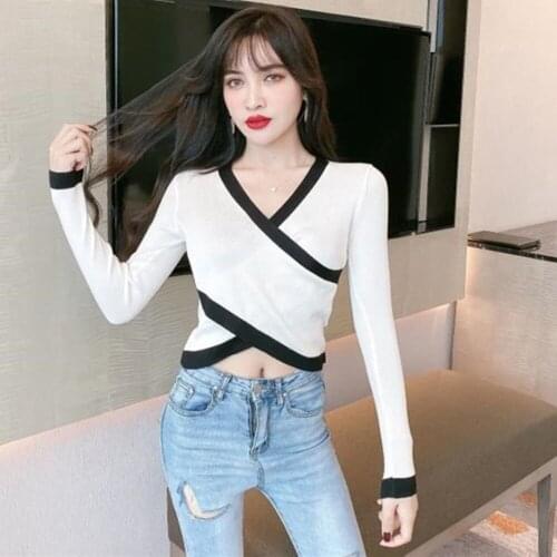 Slim Fit Short T-shirt Color Contrast Black And White Top Stitching Long Sleeve Bottoming T Shirt Women Autumn New V-neck Sexy