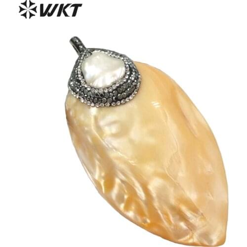 WT-NP376 Natural Pearl Shell Pendant Big Leaf Shape Shell Pendant With Rhinestone Pave Irregular Shape Pearl Shell Jewelry