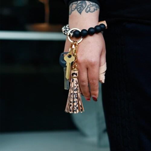 Mama Wooden Beads Wristlet Keychain Leopard Printed Stretchy Silicone Bracelet Key Chain Key Ring with W/ Tassel 23.5*8.5cm
