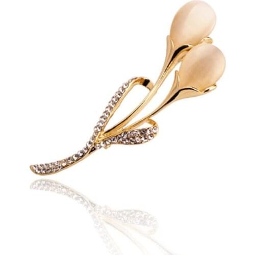 Fashion Pearl Flowers Fixed Strap Charm Safety Pin Brooch Sweater Cardigan Clip Chain Brooches Jewelry Luxury Accessories 2021