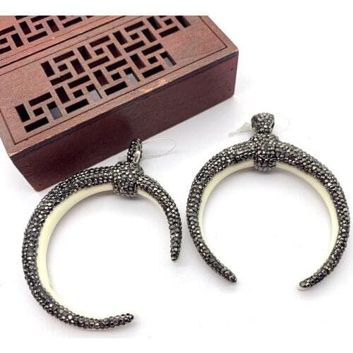 Moon Shaped Resin Bull Bone Pendant Black Single Side Diamond Natural Stone Necklace Pendant Retro Fashion Jewelry Accessories