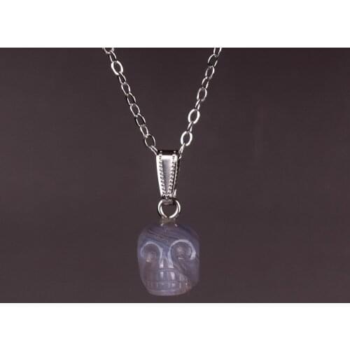 12pcs/lot Handmade Natural Stone Skull Figurine Crystal Carved Statue Realistic Healing Treat Pendants Charm making Jewelry Free