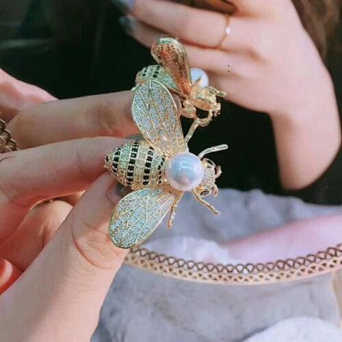Fashion Exquisite Sweet Sparkling Rhinestone Butterfly Brooch Pin Cute Pearl Bee Brooch Sweater Suit Brooch Womens Jewelry Gift