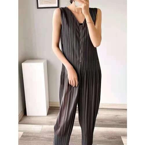 Kelana Pleated Jumpsuit 2021 New Summer Female Harlan Nine-Point Sleeveless V-Neck Fashion Temperament Black Pants