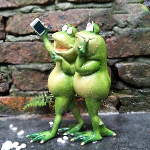 3D Creative Frog Selfie Statues for Selfie Enthusiast Amphibian Collector Desktop Decor GQ
