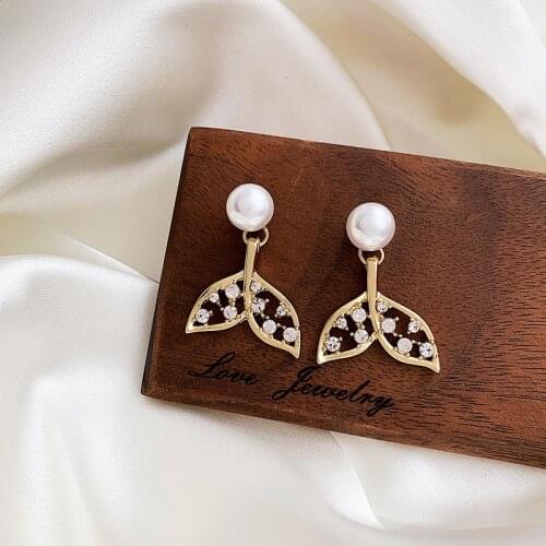 YAOLOGE Fishtail Style Pearl Rhinestone Stud Earrings For Women Refinement Earrings Elegan 2021 Trend Gekke Oorbellen Wholesale