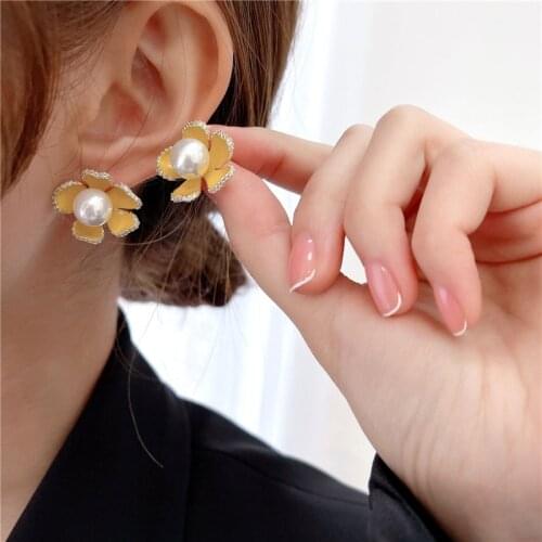 2021 Beautiful Yellow Color Enamel Earrings Summer Jewelry Imitation Pearl Daisy Earring Studs Accessories Korean Fashion Petal