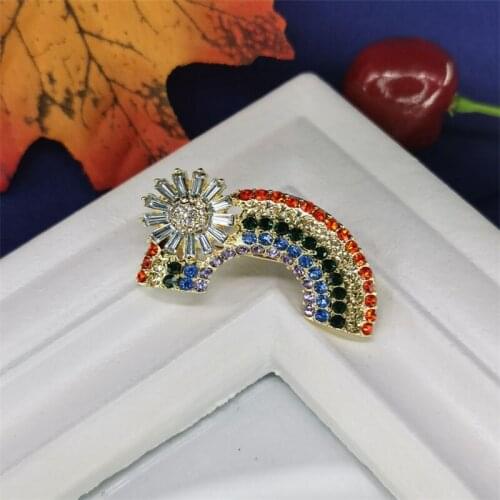 Cute Japanese girls ins pin Daisy rainbow brooch fashionable joker South Korea deserve to act the role of a corsage