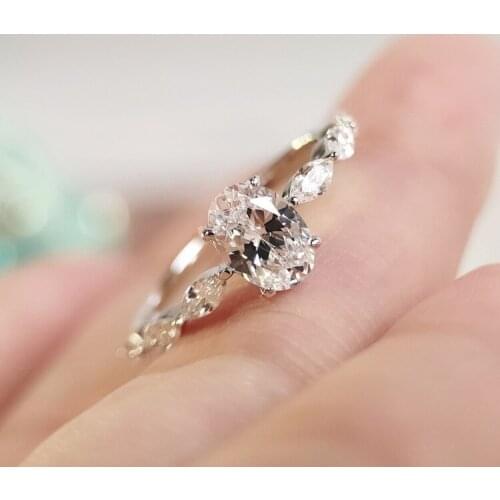 Exquisite Fashion White Gold Plated Pigeon Egg Shape Gems Crystal Ring for Women Simple Luxury Engagement Wedding Ring Jewelry