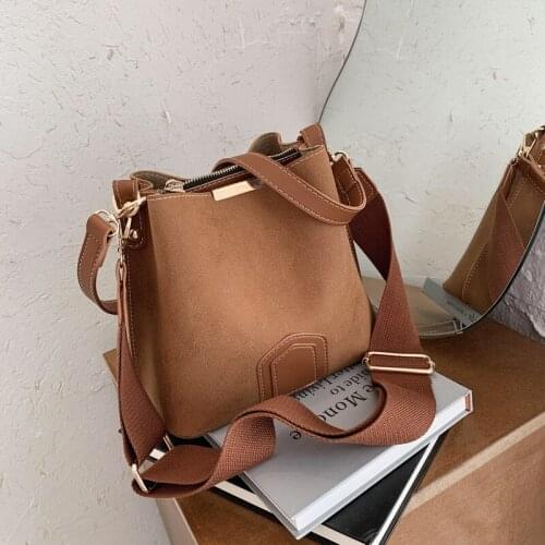 2021 Trending Designer Crossbody Shoulder Handbags Womens Wide Shoulder Belt Bag Vintage Scrub Leather Bucket Bags for Women