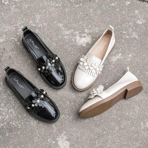 Japanned Leather pearl flower tassel oxfords women round toe loafers woman flats fringe small leather shoes ladies brogue 2021
