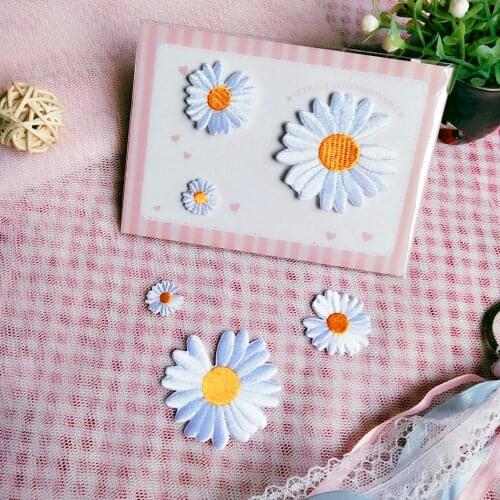 2pcs NEW White small daisy fashion embroidery stickers clothes bags patches decoration iron on patches Clothing Badges