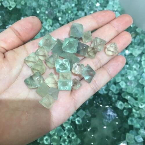 Pretty natural stones and minerals green fluorite octahedron cute small size diamond stones healing crystals for home decoration