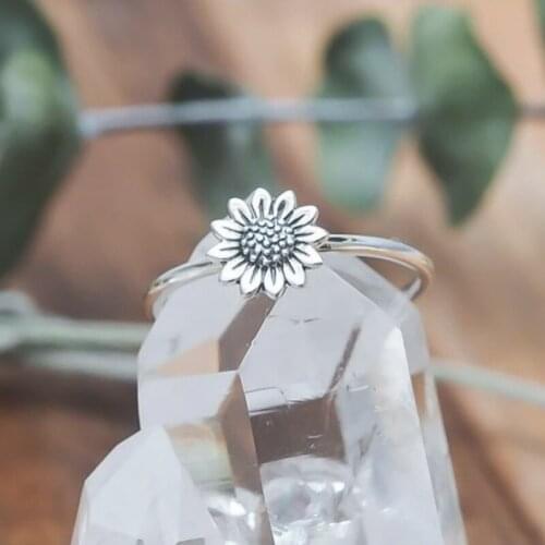 Creative Sun Flower Ring Female Fashion Simple Small Daisy Flower Ring Temperament Girl Birthday Jewelry Gift