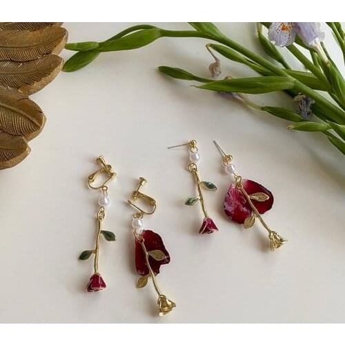 AOMU 2021 French Retro Asymmetrical Red Rose Pearl Earrings Metal Flower Long Drop Earrings for Women Chic Jewelry Accessories