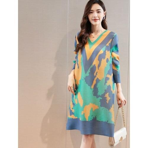 2021 autumn V-neck printed dress miyake pleated loose thin A-line knee-length folda casual plus size ruched dress for woman