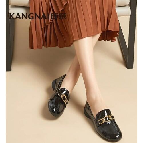KANGNAI Loafers Women Shoes Patent Leather Metal Chain Decoration Round Toe Thick Heel Slip-On Retro Ladies Penny Flats