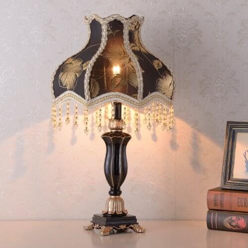 Petal European Style Princess Table Lamp Desktop Decorative Lamp with Crystal Pendant for Living Room Bedroom Bedside Lamp