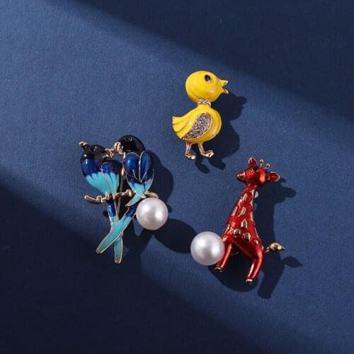 Classic Animal Enamel Pins Bird Chicken Giraffe Fashion Red Blue Yellow Brooches Decoration Backpack Badge Gift for Women