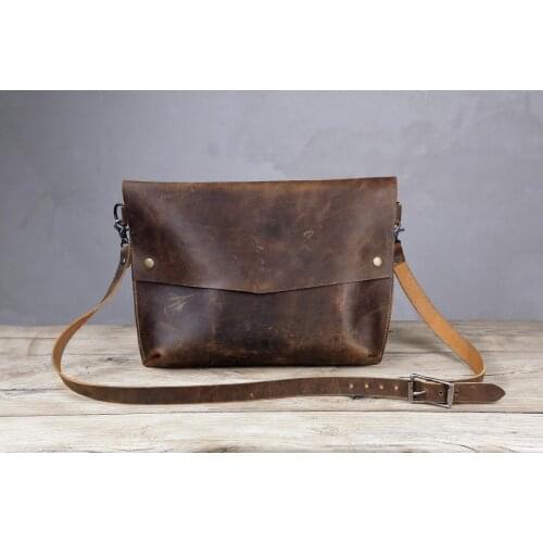 Personalized leather casual designer crossbody bag for men , vintage leather minimalist stylish crossbody side messenger bag Z07