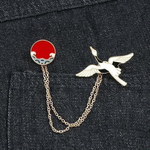 Metal Chain Brooches White Flying Crane Cartoon Animal Enamel Pins Women Denim Shirt Collar Bag Fahsion Lapel Pin Badge Jewelry