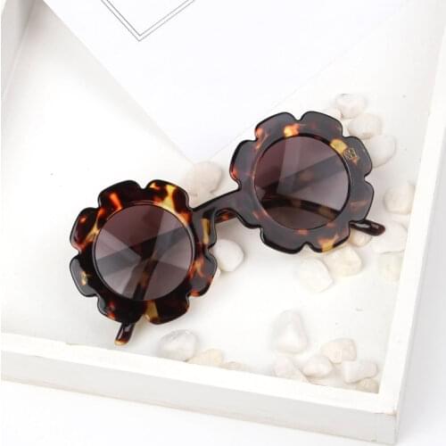 Some Cool 2019 NEW 9 colors designer kids sunglasses Lovely Flower Vintage Round lens glasses Girls boys eyewear With A Case n70