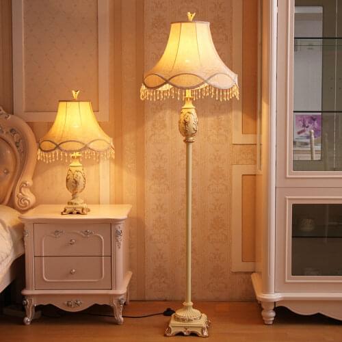 Qiseyuncai European-style living room floor lamp modern creative pastoral simplicity fashion study bedroom bedside table lamp