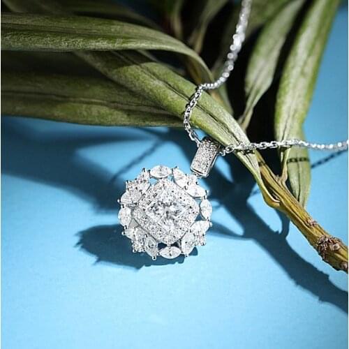 Luxury Women Necklace Cute AAAA Zircon Pendant Necklace with Clavicle Chain Wedding Necklace Feminine Charm Necklace