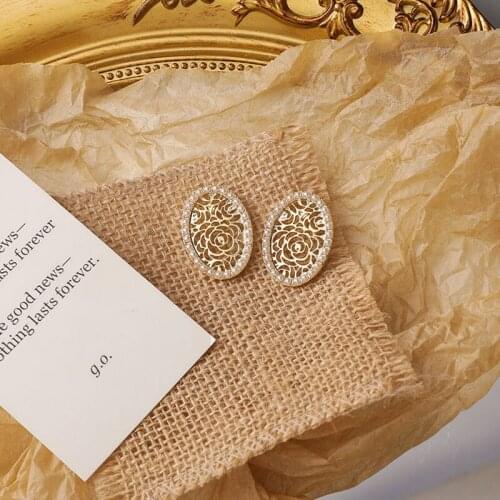 Retro Hong Kong style hollow rose pearl earrings women 2021 new South Korea web celebrity court style earrings wave