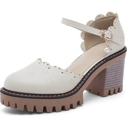 The new spring and summer 2019 high with square hollow joker cingulate sandals 33-43