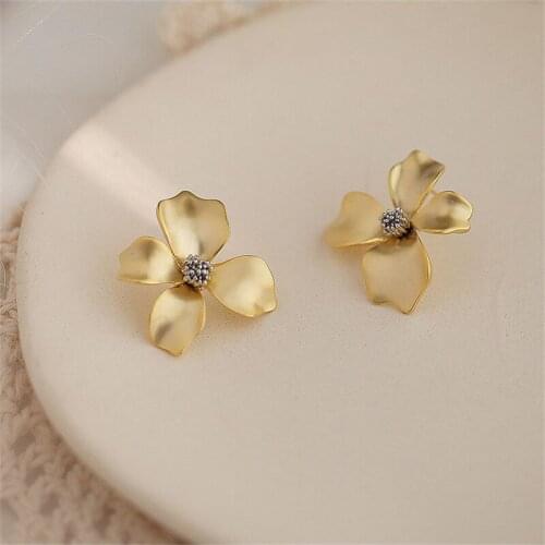 2021 Fashion Matt Metal Flower Stud Earrings Cold Wind Temperament Simple Trendy Statement Earrings for Girls Gift Jewelry