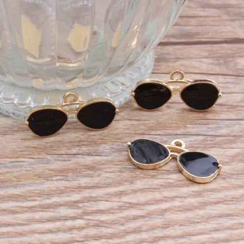 High Quality Enamel Alloy Jewelry Charms Gold Tone Plated Oil Drop Black Metal Color Fashion Sunglasses Charm Pendant Crafts