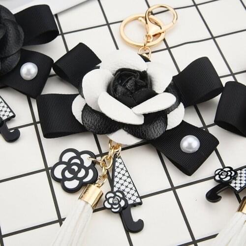1 pieceLuxury Black Camellia Leather Flower Keychain Letter Umbrella Pendant Car Keychain Ring Pendant Bag