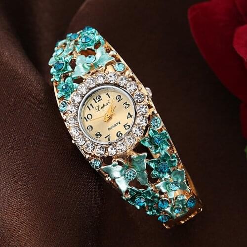 Luxury Watch 2021 Burst Fashion Bracelet Watch Set Diamond Round Head Alloy Womens Retro Fashion Performance Goods Wholesale