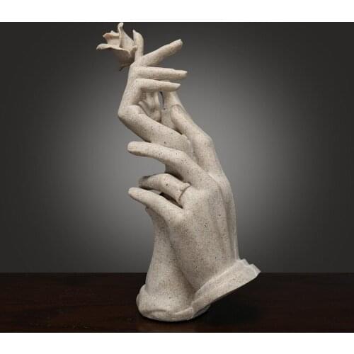 2021 Hand In Hand with Rose Ormament Wedding Gift Creative Wine Cabinet Decor New House Decoration Home Decor Garden Accessories