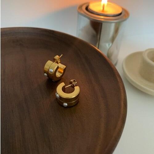 Simple and versatile small earrings pearls European and American niche high-end personality wide version net red earrings women