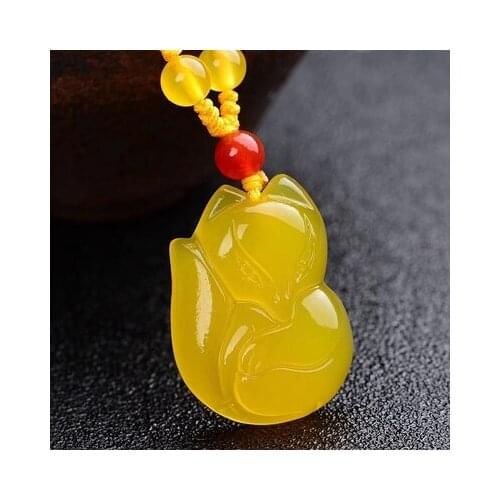 Natural crystal red, yellow and green agate big-headed fox hangs white jade bone marrow big tail charming fox necklace to promot