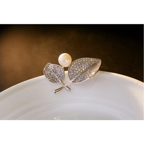 High-end fashion brooch Crystal From Swarovskis Inlaid zircon leaf pearl corsage pin female suit collar