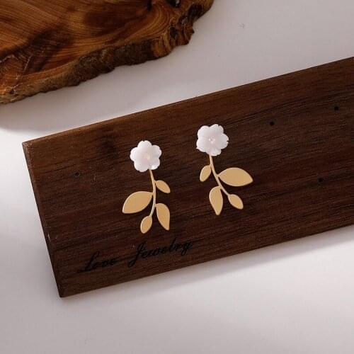 U-Magical Temperament Matte White Color Flower Dangle Earrings for Women French Vintage Metallic Faux Pearl Earrings Jewelry