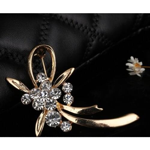 Hot selling Flower Brooch Pins Shinning Synthetic Rhinestone Decoration Banquet Accessory Beautiful brooch for women