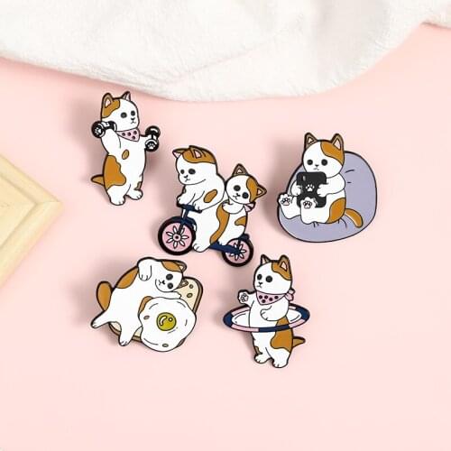 LAMEDEE cartoon creative lovely cat brooches jewelry cute cat playing mobile entertainment modelling series pin badges gift