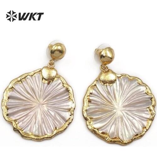 WT-E482 Dainty Gold Earring Natural White Shell With Carve In Petal Shape Vogue Design Sea Shell Earring Summer Wedding Jewelry
