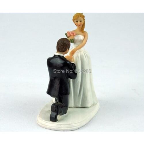 2pcs/LOT Resin Groom kneel for proposal to Bride Figurine for Wedding Table Decorations Resin Cake Topper