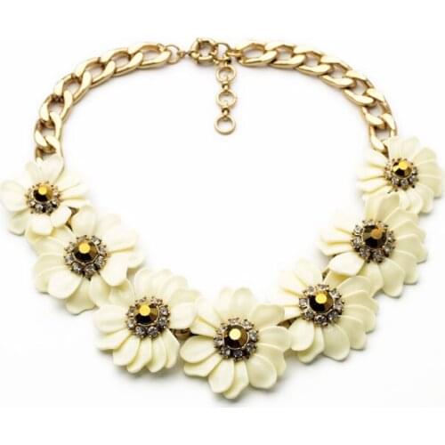 Bulk Price The Most Popular Decent Elegant Women Gift Resin White Flower Shiny Gold Color Choker Necklace