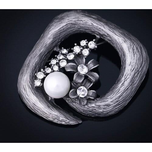 Beautiful Women Jewelry Accessories Brooches Vintage Hollow Flower Simulated Pearl Brooch Pins for Women Men Suit Corsage